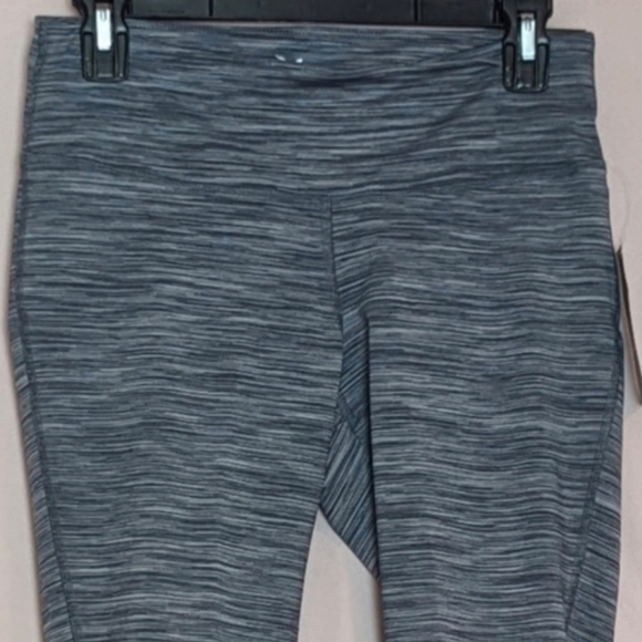 Old Navy Active Gray Mid Rise Fitted 7/8 Length Leggings size Medium - Picture 3 of 8